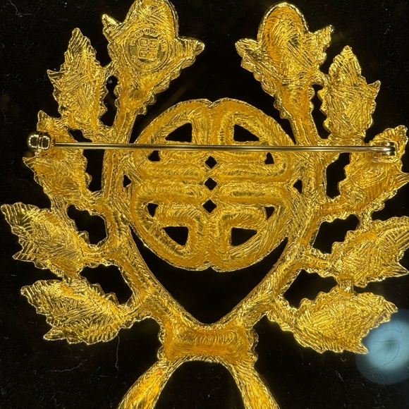 GIVENCHY VINTAGE 80’S TEXTURED GOLD-TONE LAUREL LEAVES MONOGRAM BROOCH - Picture 3 of 5